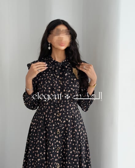 تفاصيل ربطة العنق لفستان فلورال كحلي طويل