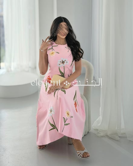 فستان مزهر بإحساس أنثوي ناعم
