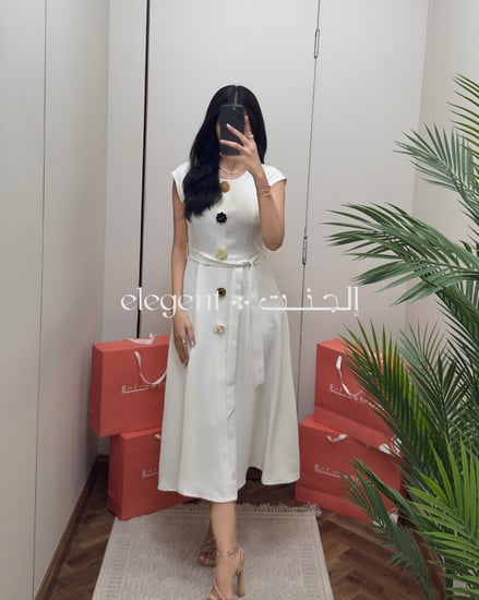 موديل فستان أبيض بسيط مع حزام عند الخصر