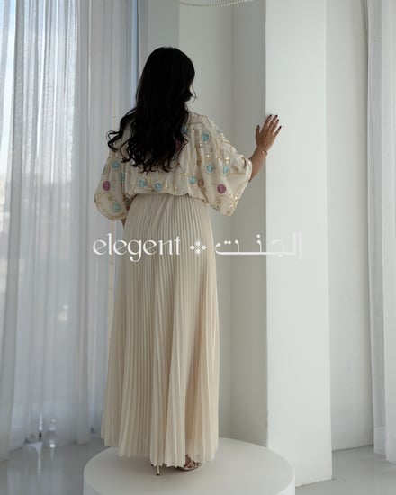 فستان مناسبات بلون البيج مطرز بالكامل شك بتصميم انسيابي أنثوي