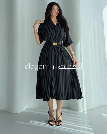 فستان مخطط أسود بأزرار أمامية كاملة وحزام أنيق