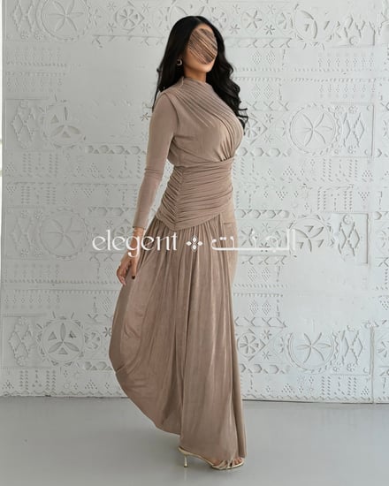 فستان بيج طويل استرتش بتصميم ناعم وأكمام طويلة جذابة