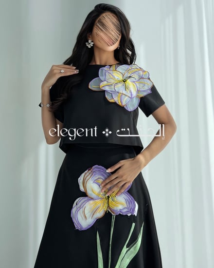 تيور أسود أنثوي بتصميم راق يجمع بين الورود الفنية وفتحة الظهر المميزة