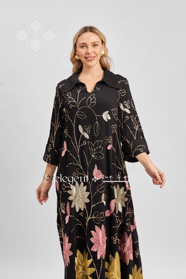 تفاصيل الزهور الملونة على قماش الجلابية