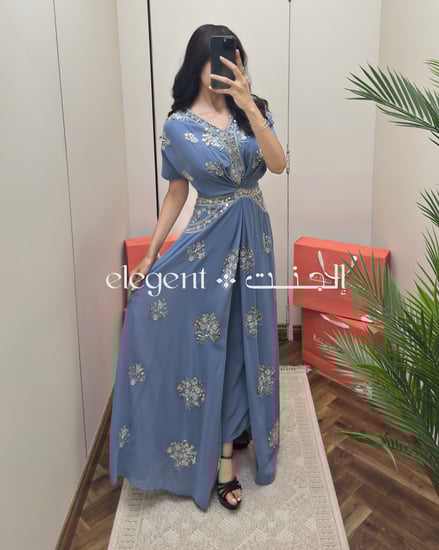 فستان أزرق دخاني طويل مزين بكريستال فضي