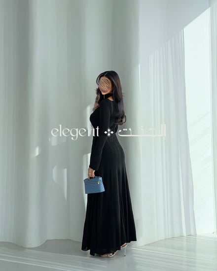 فستان أسود عصري بتفاصيل راقية وخامة استرتش ناعمة تناسب السهرات