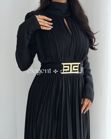 فستان سهرة أسود بقصة راقية مع كسرات ناعمة وحزام ذهبي