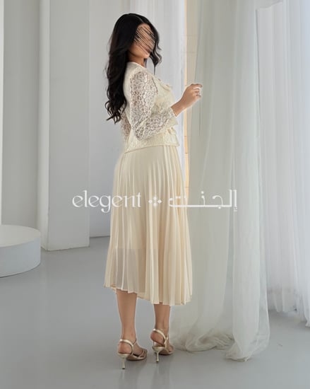 فستان سهرة دانتيل مع شيفون مكسر وحزام يحدد الخصر بإطلالة أنثوية