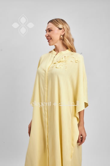 إطلالة يومية بجلابية مطرزة على الكتف