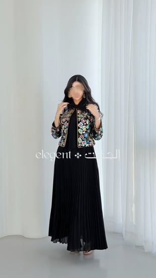 إطلالة كاملة لفستان أسود طويل مكسر مع جاكيت مخمل مطرز – ستايل أنيق وجذ