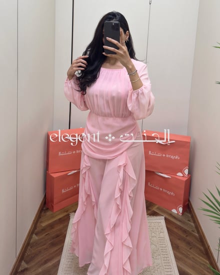 تفاصيل قماش فستان شيفون بكسرات أنثوية