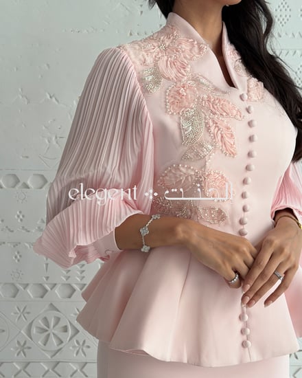 تفاصيل التطريز الفاخر على الطقم الوردي