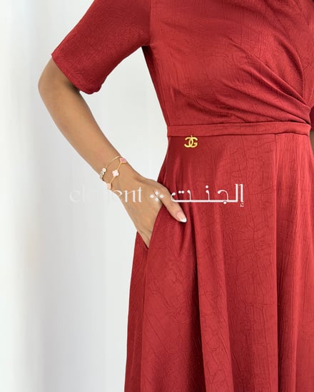 فستان نسائي أنيق بكم قصير وتصميم عملي مع جيب جانبي يمين ويسار