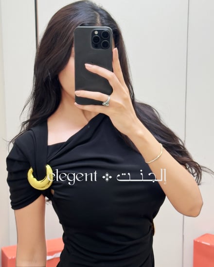 تفاصيل الكتف الذهبي في فستان سهرة أسود ناعم