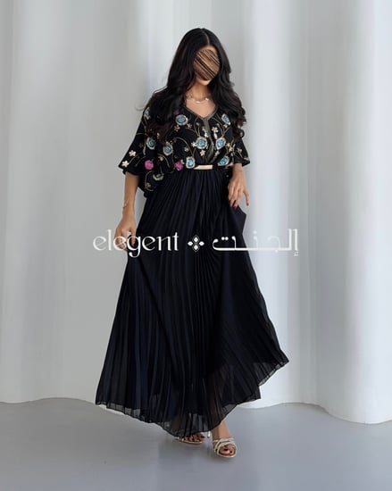 فستان نسائي بلون أسود بتطريز كامل شك مع كسرات أنيقة من الأسفل