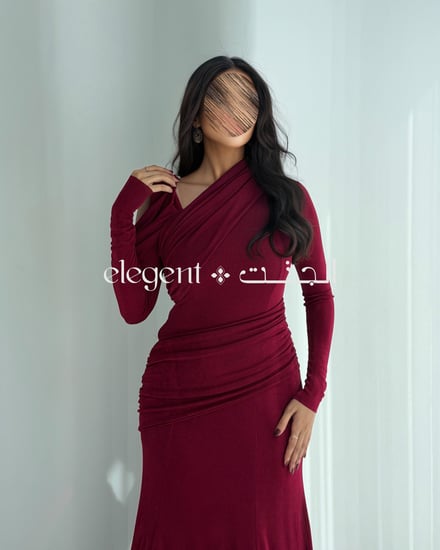 فستان سهرة استرتش بلون عنابي بتفاصيل أنيقة وأكمام طويلة وحركة فتحة الك