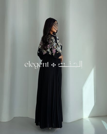 فستان مناسبات أسود بتطريز شك ملون وتصميم واسع يناسب الحوامل