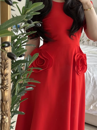 فستان أحمر أنيق بوردتين بارزتين على الخصر