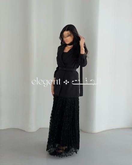 مودل ترتدي طقم أسود دانتيل بحزام – إطلالة كاملة