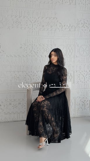 تفاصيل نقشة الدانتيل الأسود على الصدر والياقة الشفافة