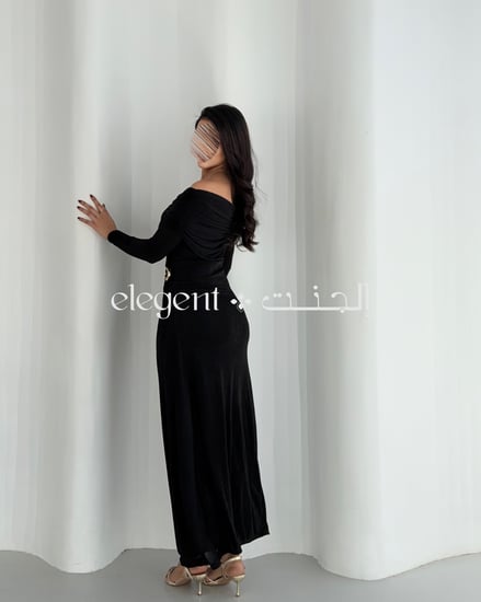 فستان أسود استرتش بتفصيل أوف شولدر وكسرات صدر تبرز جمال القوام
