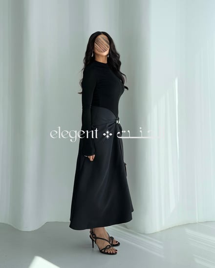 فستان أسود ميكادو بتصميم عصري وأكمام طويلة يمنح مظهرا أنيقا