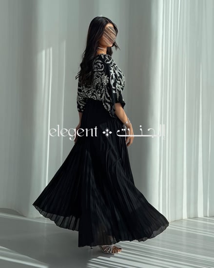 فستان سهرة أسود بتطريز شك كامل وتصميم أنثوي أنيق