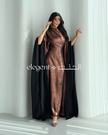 جلابية أنيقة بتصميم لامع وقصة انسيابية من إلجنت