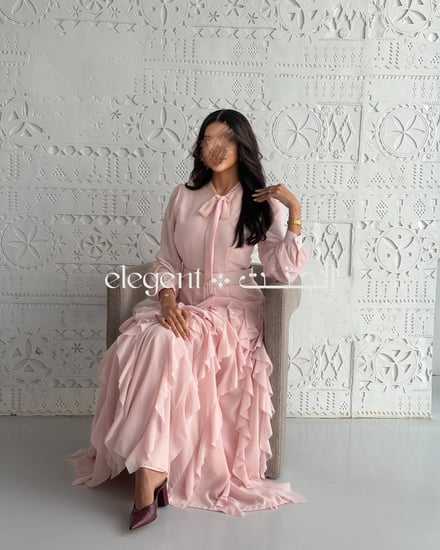 أكمام طويلة ناعمة وربطة رقبة أنثوية – تفصيل الفستان