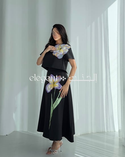 طقم نسائي فاخر باللون الأسود مع وردتين وفتحة ظهر مبتكرة بتفاصيل راقية