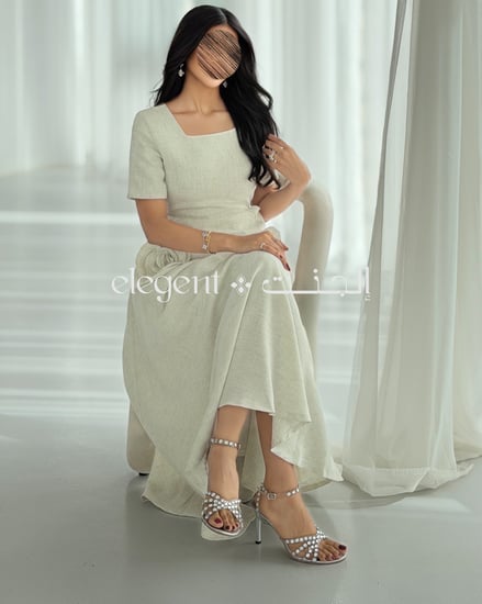 فستان بناتي عصري بقصة أنيقة مع جيوب خفية ووردتين جميلتين عند الخصر