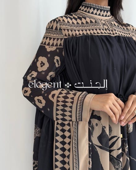 جلابية شيفون بقصة واسعة تمنح إطلالة أنثوية