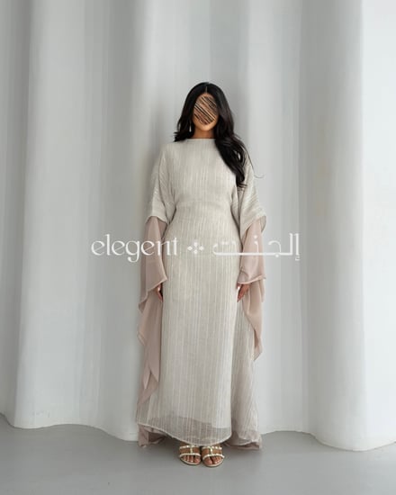 إطلالة جانبية لجلابية نسائية أنيقة بربط داخلي