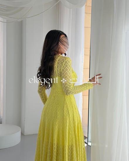 فستان دانتيل أصفر بتصميم ناعم للمناسبات