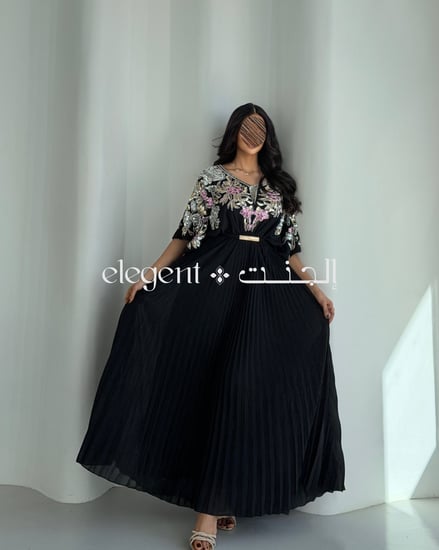 فستان تطريز شك ملون كامل بلون أسود مع حزام للتخصير وقصة راقية