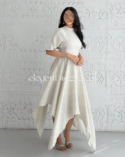 فستان أنثوي بتصميم مريح وأكمام قصيرة مع قصة مثلثات تعطي شكل جميل