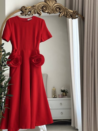 فستان مارلين الأحمر بتفاصيل ورد ثلاثية الأبعاد