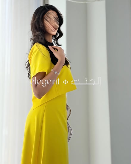 طقم نسائي أنيق باللون الأصفر مع فتحة ظهر على شكل 8 تضيف لمسة جريئة ورا