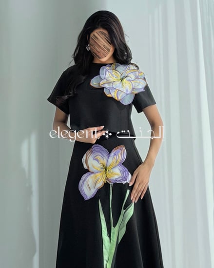 تيور نسائي أسود بلمسة ناعمة وتفاصيل وردية فاخرة تعزز جمال الإطلالة