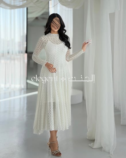 فستان أبيض دانتيل فاخر بتصميم راق وأكمام طويلة جذابة