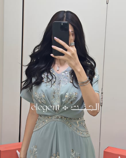 فستان بلون التيفاني يناسب حفلات الملكة والسهرات الفخمة