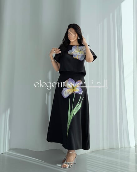 تيور أسود فاخر بتصميم عصري مع وردتين تضيف لمسة فنية جذابة