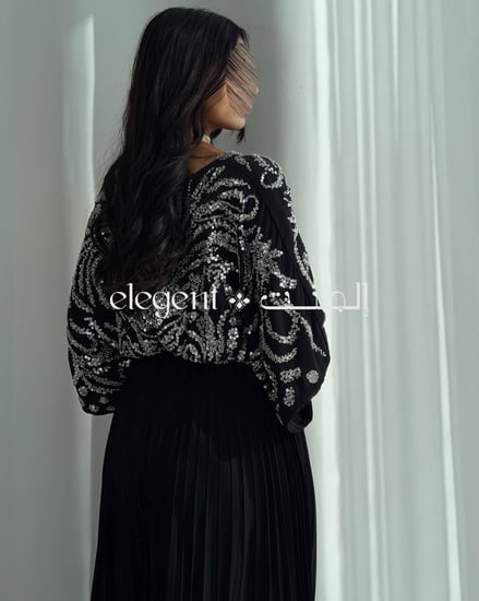 فستان أسود بتطريز كامل شك من الخلف مع قصة واسعة ومريحة