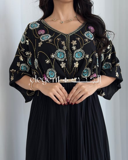 فستان أسود مطرز شك بتصميم واسع ومريح يناسب الحوامل والمناسبات