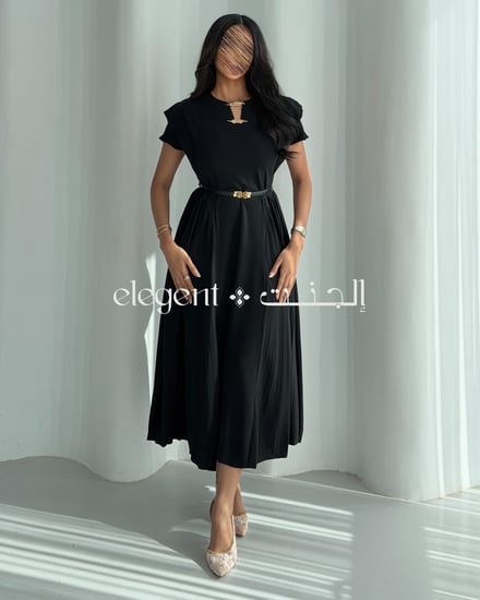 فستان أسود ناعم بكسرات جانبية وحزام أنيق