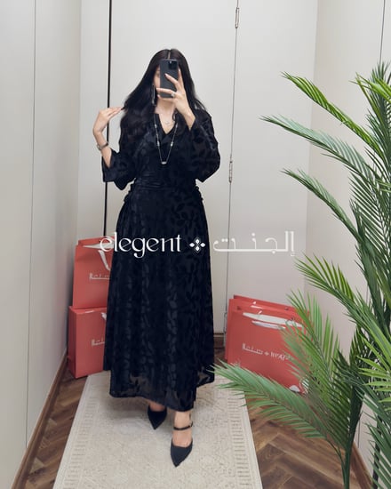 جلابية سوداء فخمة بربطة جانبية وأكمام طويلة