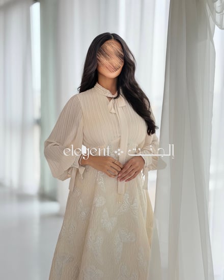 فستان أنيق برباط عند الأكمام وزرار