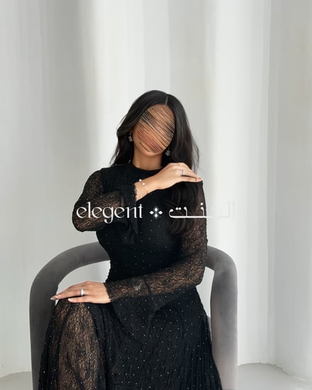 فستان أسود طويل دانتيل بإطلالة فخمة