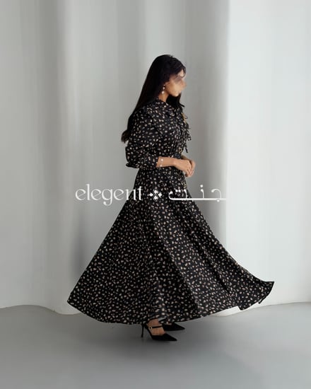 إطلالة جانبية لفستان فلورال كحلي مناسب للمشاوير