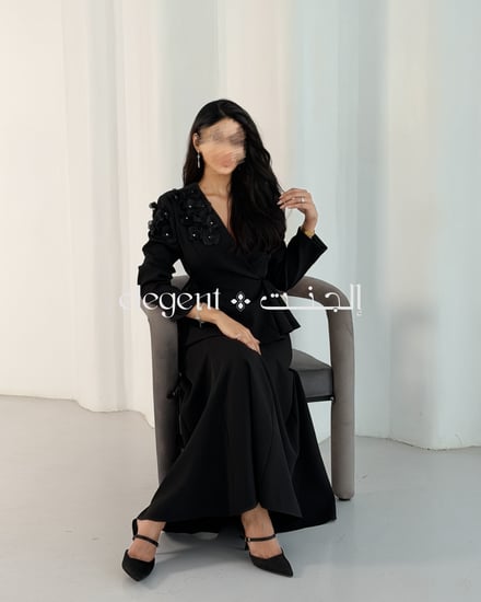 حزام الخصر الأسود الذي يحدد القوام – صورة واضحة